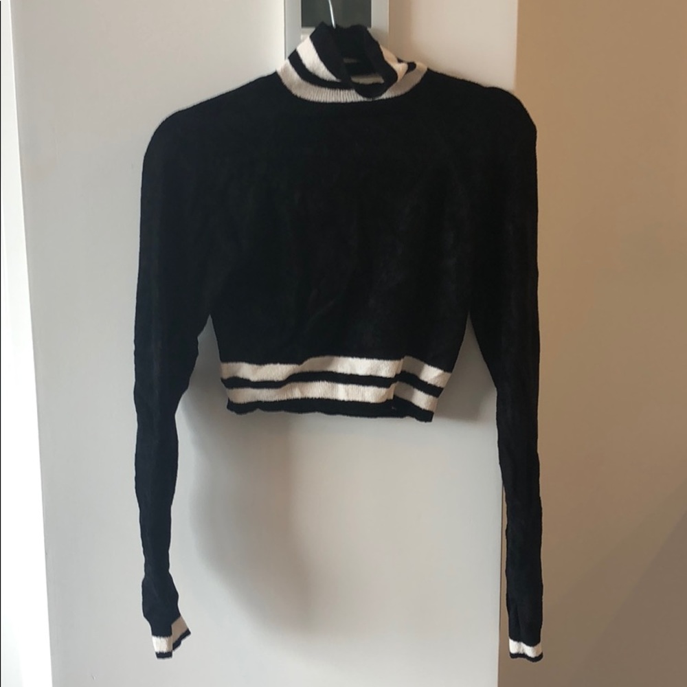 Black white stripe crop